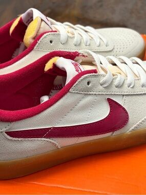 Nike SB Heritage VULV Low-Top Canvas Sneakers in White, Cardinal Red